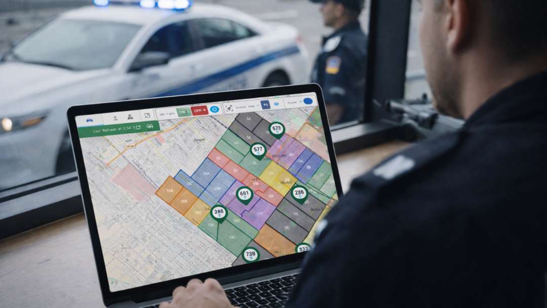 Vehículos de patrulla de la policía local operando en una ciudad con superposición de mapa digital